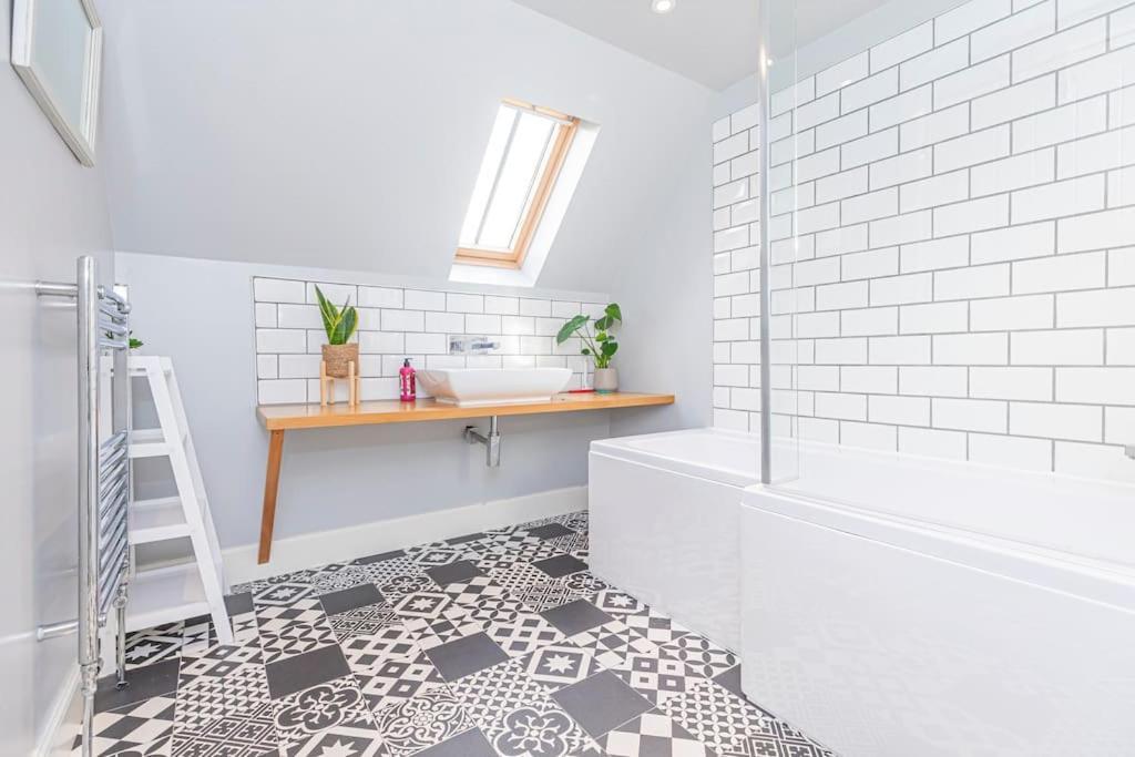 The Gate House - 3 Bed & Parking Villa EDI Buitenkant foto